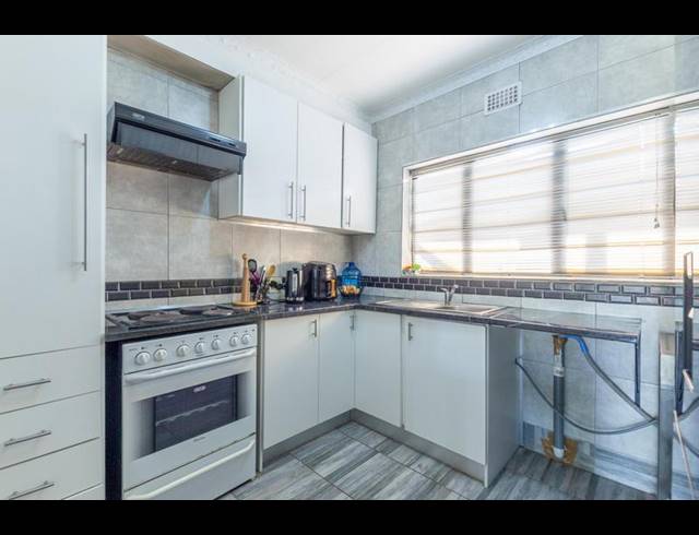 1 BEDROOM APARTMENT FOR SALE IN CLARENDON